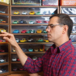 Colecionador organizando suas miniaturas em prateleiras